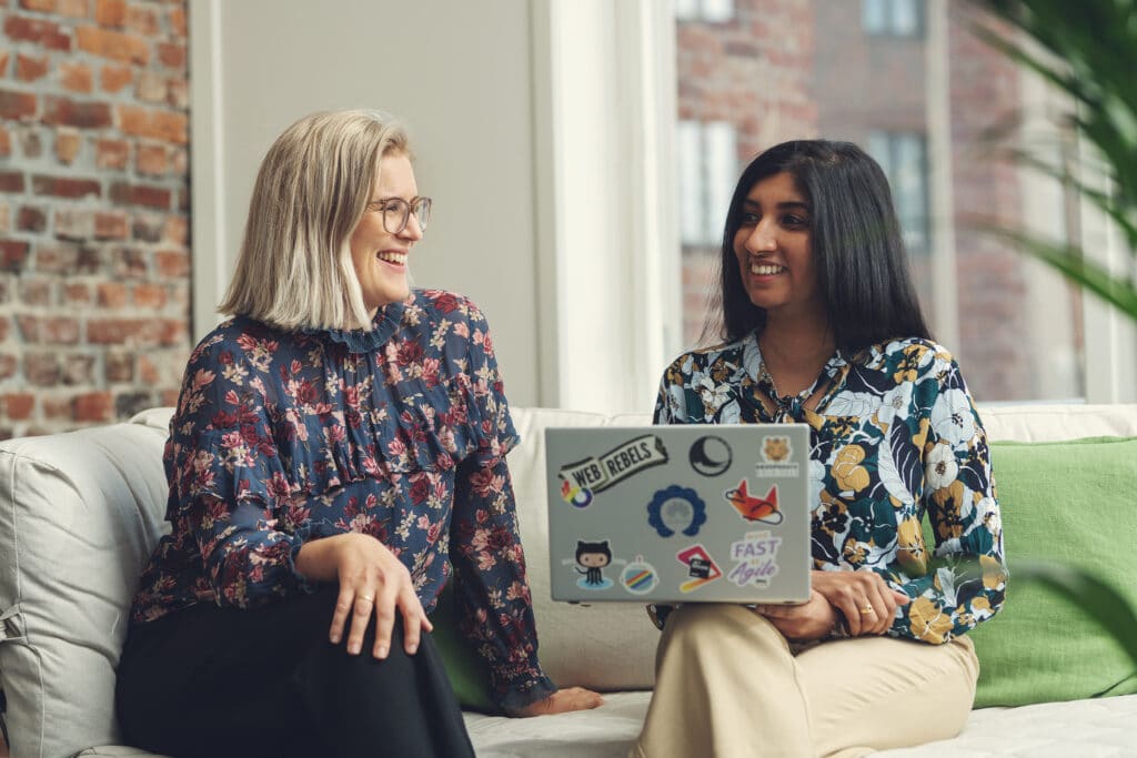 To smidig coacher sittende i sofa.